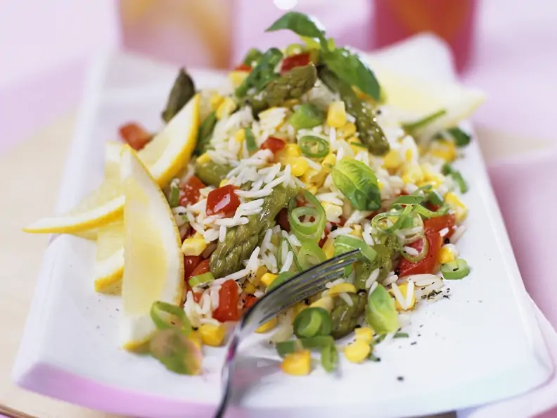 Reis-Gemüsesalat mit grünem Spargel