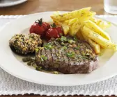 Steak mit Kapern, Gewürzgurken und Pommes frites