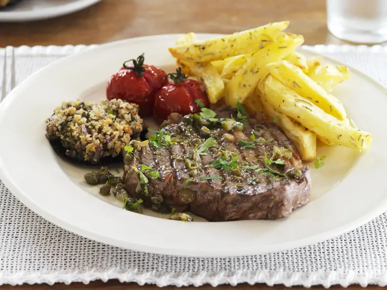 Steak mit Kapern, Gewürzgurken und Pommes frites