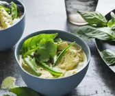 Hähnchen-Suppe mit Kräutern aus Malaysia