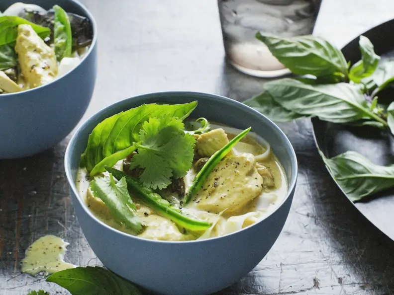 Hähnchen-Suppe mit Kräutern aus Malaysia