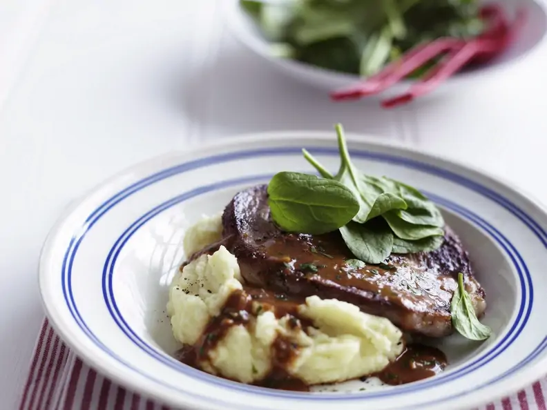 Steak vom Rind mit dunkler Soße (Steak Diane)