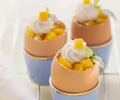 Möhrenkuchen im Ei mit Mango und Quarktuff
