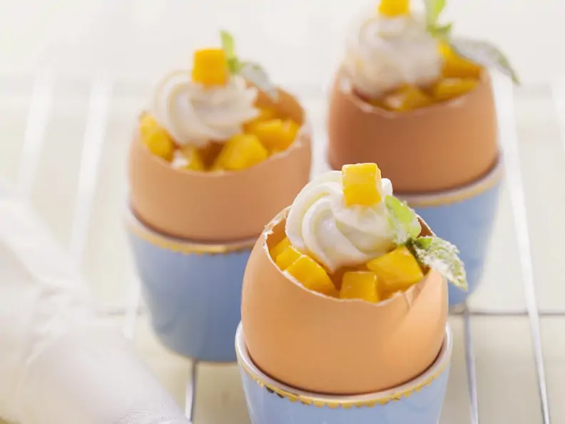 Möhrenkuchen im Ei mit Mango und Quarktuff