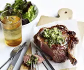 Rib Eye Steak mit Anchovie-Kapern-Butter