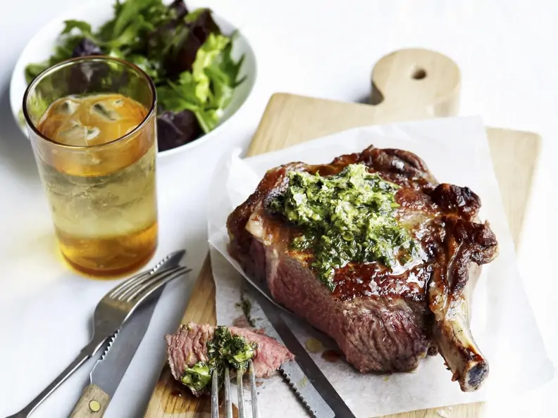 Rib Eye Steak mit Anchovie-Kapern-Butter
