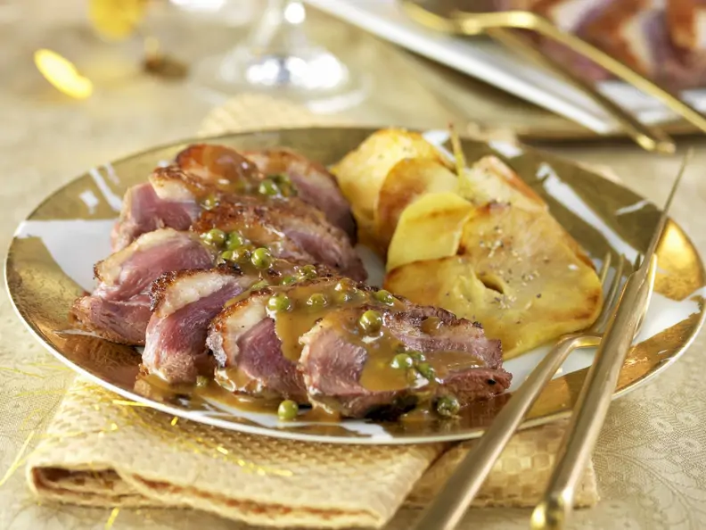 Entenbrust mit Pfeffersoße und gebratenem Apfel