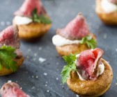 Kleine Yorkshire-Puddings mit Roastbeef und Meerrettichcreme