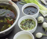 Fondue auf asiatische Art mit Meeresfrüchten und Dips