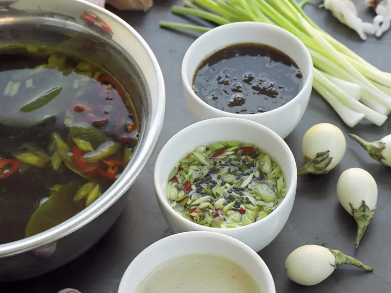 Fondue auf asiatische Art mit Meeresfrüchten und Dips