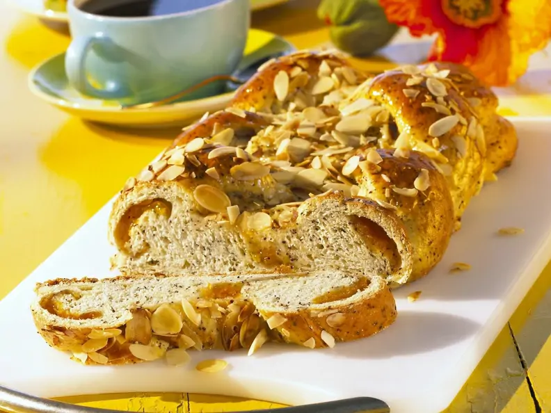Mohnzopf mit Mandelblättchen