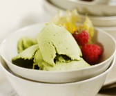 Grüntee-Eis mit Obst