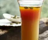 Apfel-Karotten-Saft mit Kardamom und Honig
