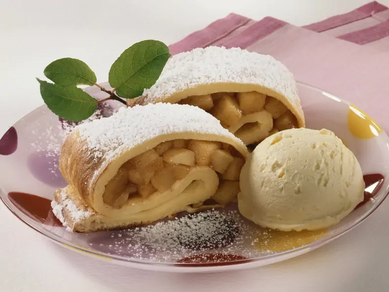 Pfannkuchen mit Apfelfüllung