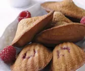 Maroni-Madeleines mit Himbeeren