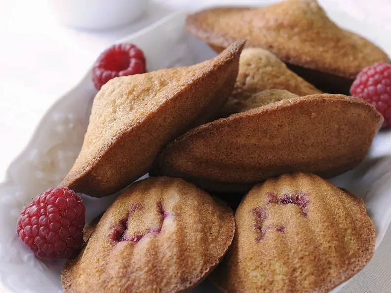 Maroni-Madeleines mit Himbeeren