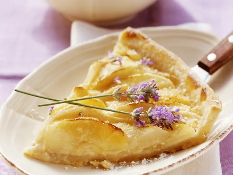 Apfel-Birnen-Kuchen mit Lavendel