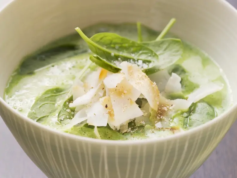Spinat-Knoblauch-Suppe mit Kokoschips