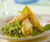 Knusprige Kablejaufilets mit Kohl-Minz-Salat