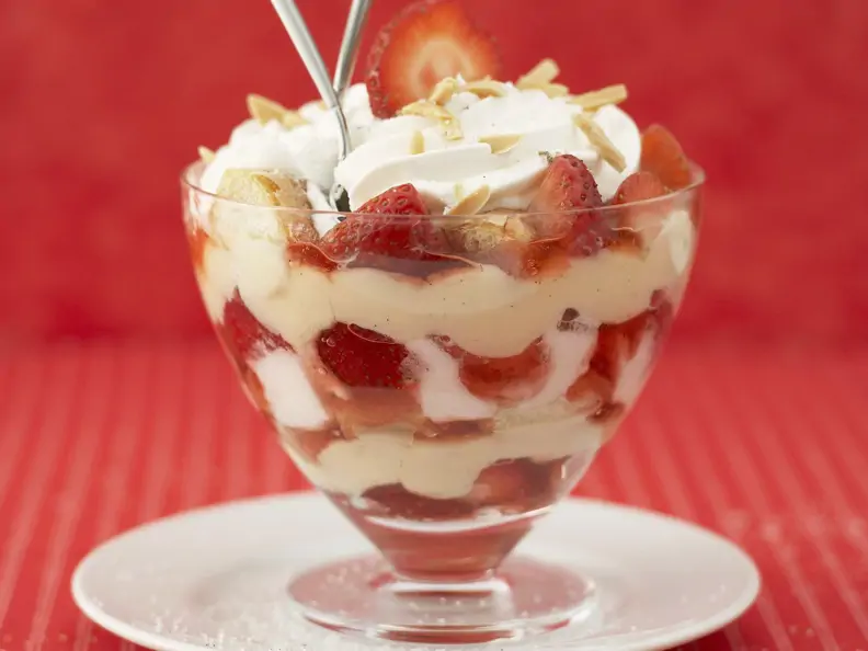 Erdbeer-Trifle im Glas