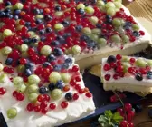 Schmandkuchen mit Beeren