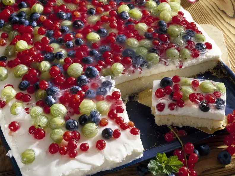 Schmandkuchen mit Beeren