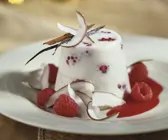 Himbeer-Panna-Cotta mit Kokoschips