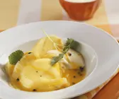 Süße Ravioli mit Ananas und Maracujasoße