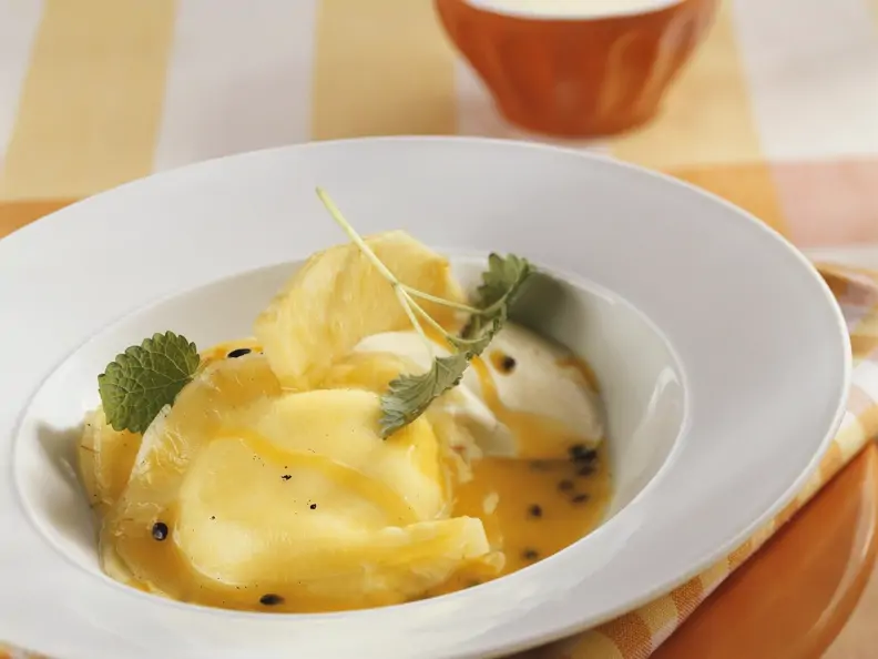 Süße Ravioli mit Ananas und Maracujasoße