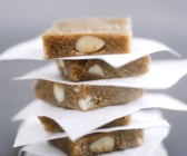 Halva mit Kaffee und Mandeln