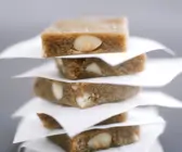 Halva mit Kaffee und Mandeln