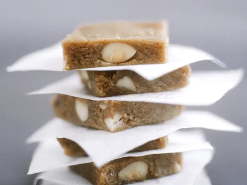 Halva mit Kaffee und Mandeln