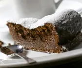 Saftiger Schokokuchen mit Pinienkernen