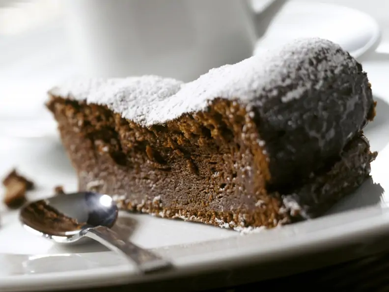 Saftiger Schokokuchen mit Pinienkernen