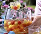 Holunderbowle mit Melonenbällchen