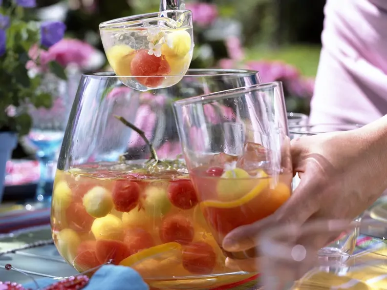 Holunderbowle mit Melonenbällchen