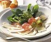 Ziegen-Camembert mit Weintrauben und Feldsalat
