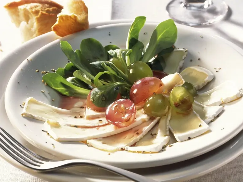 Ziegen-Camembert mit Weintrauben und Feldsalat
