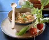 Bayrische Brezensuppe mit Zwiebeln und Radieschen