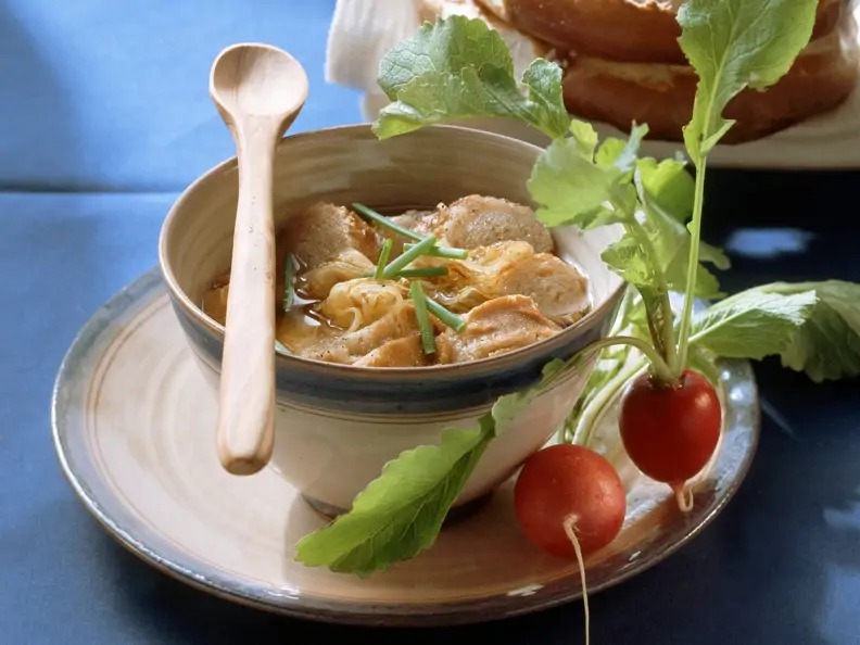Bayrische Brezensuppe mit Zwiebeln und Radieschen