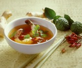 Scharf-saure Scampisuppe mit Chili und Zitrone