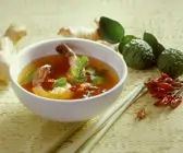 Scharf-saure Scampisuppe mit Chili und Zitrone