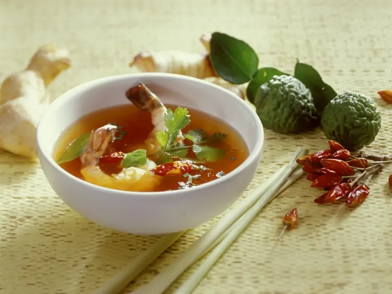 Scharf-saure Scampisuppe mit Chili und Zitrone