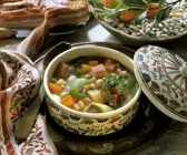 Bohnensuppe mit Speck, Lauch und Karotten