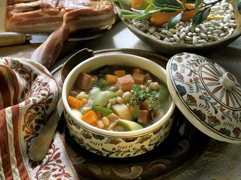 Bohnensuppe mit Speck, Lauch und Karotten