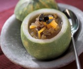 Orangen-Kürbis-Suppe im Kürbis