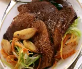Rindfleisch mit Gemüsestreifen und Zwiebeln