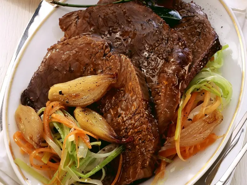 Rindfleisch mit Gemüsestreifen und Zwiebeln