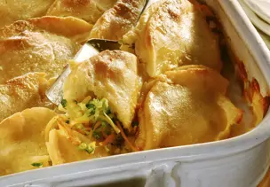 Gebackene Kartoffeltaschen mit Gemüse gefüllt