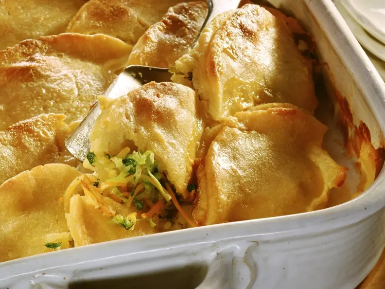 Gebackene Kartoffeltaschen mit Gemüse gefüllt